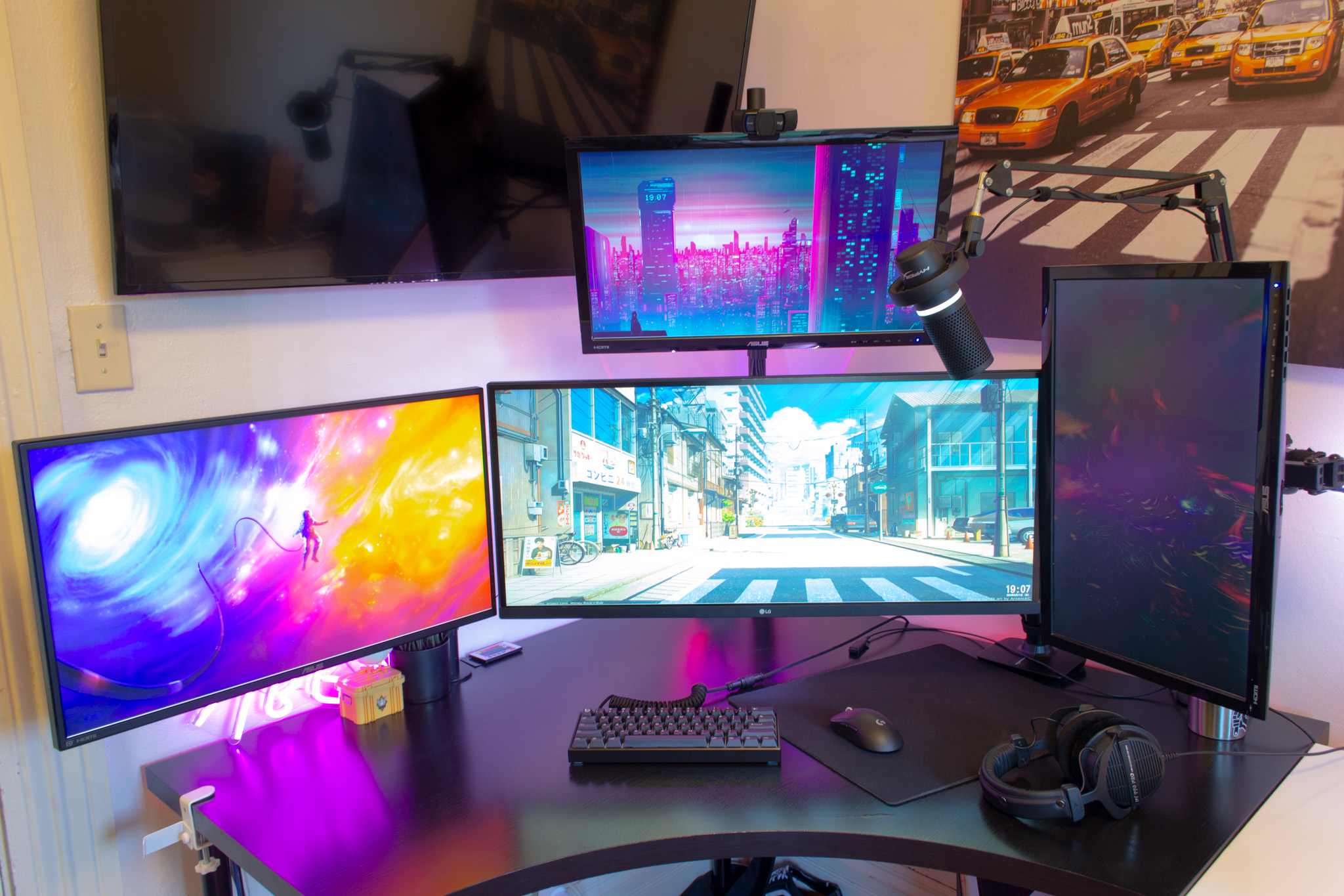 Gaming Setup with Ultra Wide monitor, 3 16:9 monitors, and a 50 inch tv. Five screens Total